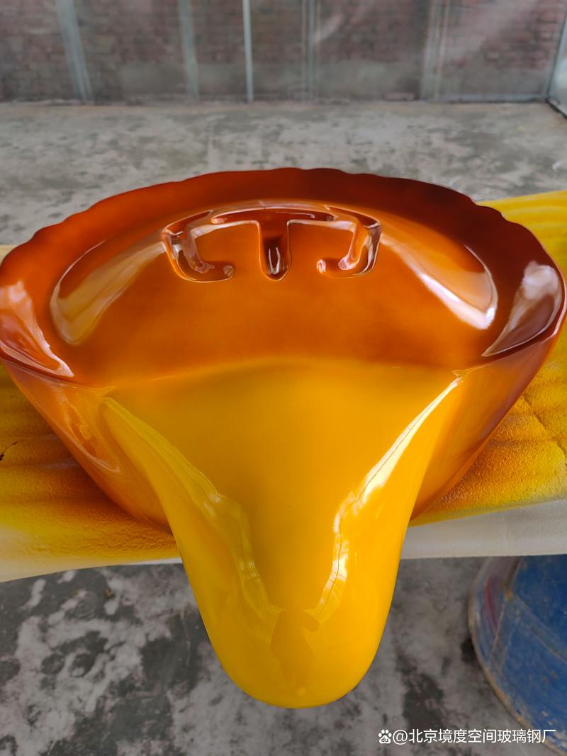 塑造城市靈魂，鑄就商業(yè)之美——玻璃鋼雕塑與定制藝術(shù)探秘